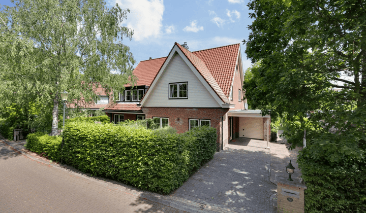 Halfvrijstaande villa met tuin en garage, deels gemeubileerd