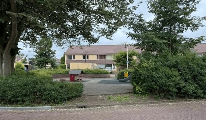 Ruime tussenwoning met tuin en eigen parkeerplaats