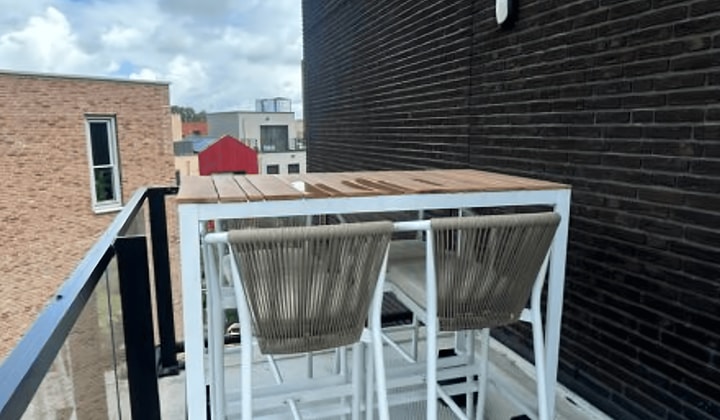 Gemeubileerd appartement met balkon en parkeerplaats