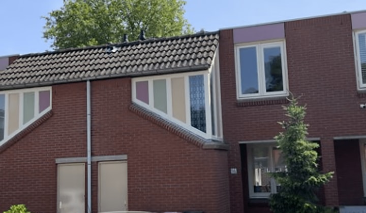 Eengezinswoning met tuin en parkeerplaats