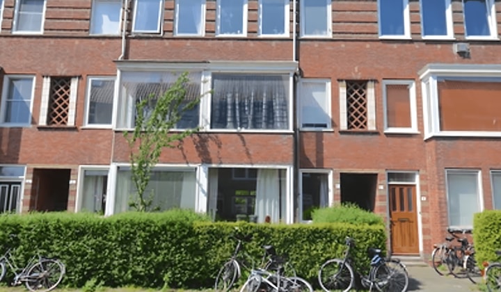 Gestoffeerde studentenkamer met gedeelde voorzieningen