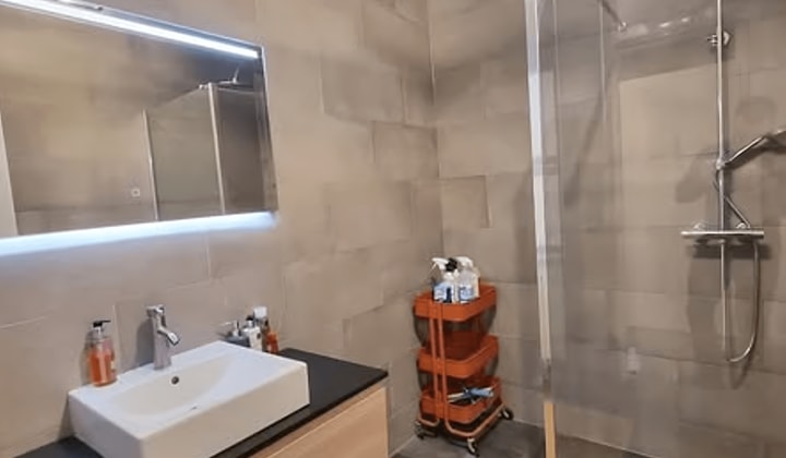 Gemeubileerd appartement met eigen badkamer