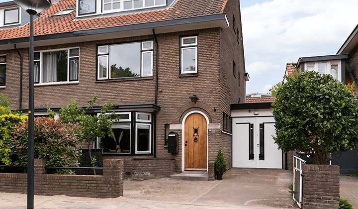 Halfvrijstaande jaren '30 woning met tuin en gestoffeerd