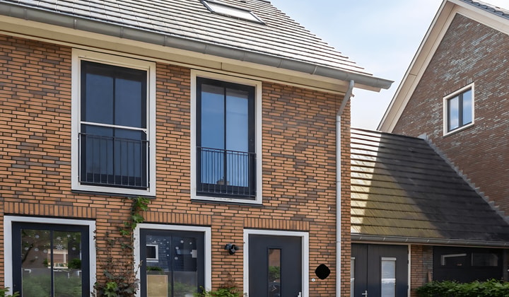 Geschakelde 2-onder-1-kapwoning met tuin en gemeubileerd