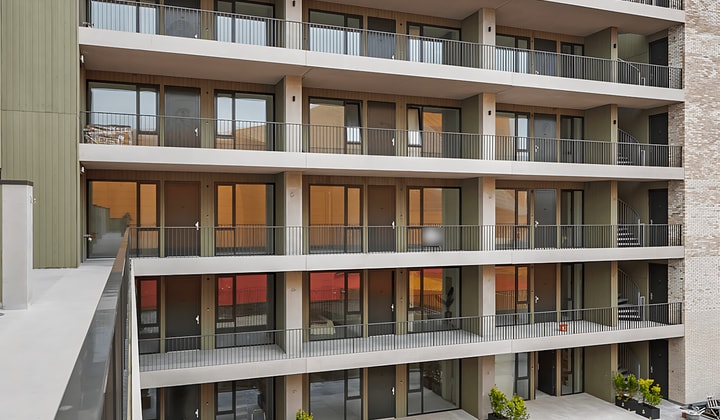 Gemeubileerd appartement met balkon en wasmachine aansluiting