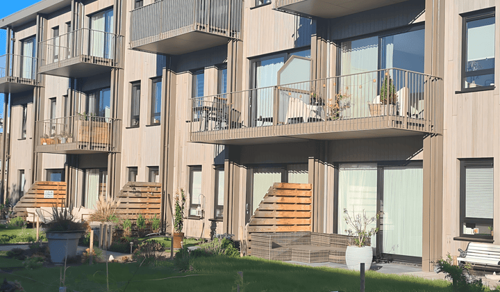 Twee slaapkamer appartement met tuin en parkeerplaats