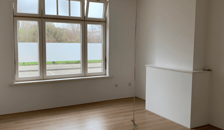 Gemeubileerd appartement met tuin en nette keuken