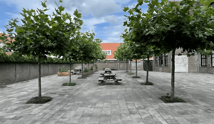Studio met tuin in monumentaal pand, inclusief parkeerplaats