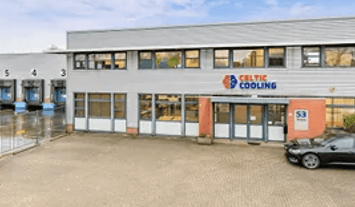 Bedrijfsruimte met kantoor en parkeerterrein
