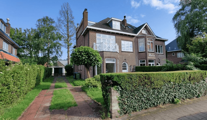 Gestoffeerde villa met tuin, balkon en parkeerplaats