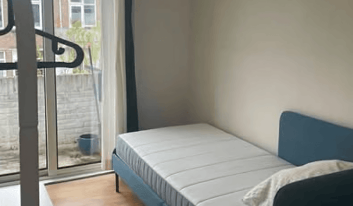 Kleine kamer met balkon en inschrijving mogelijk