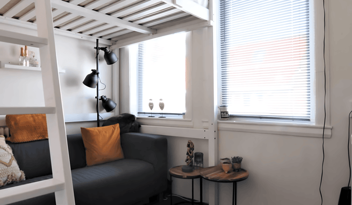 Gestoffeerde studio met eigen keukenblok en badkamer