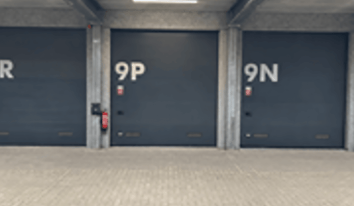 Bedrijfshal met parkeerfaciliteit