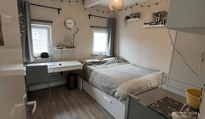 Kleine kamer met gedeelde voorzieningen in centrum