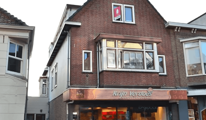 Gemeubileerd dubbelbovenhuis met balkon en parkeergelegenheid