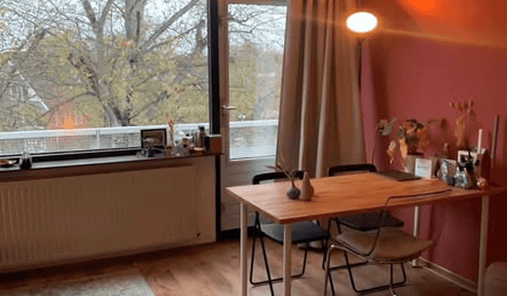 Kamer met balkon inclusief prijs, alleen voor vrouwen, geen studenten