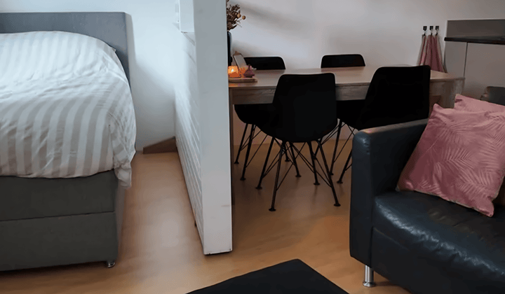 Gestoffeerd appartement met tuin en parkeergelegenheid