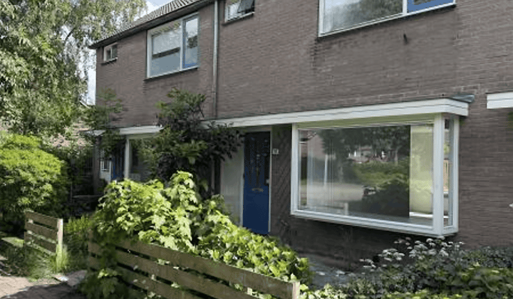 Tussenwoning met ruime tuin en parkeerplek