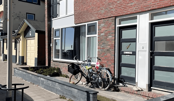 Gestoffeerd appartement met tuin en parkeerplaats