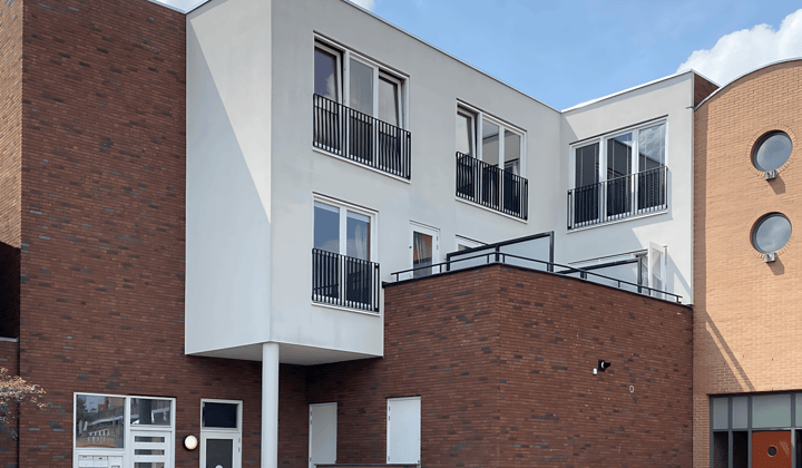 Gemeubileerd appartement met balkon en parkeergelegenheid