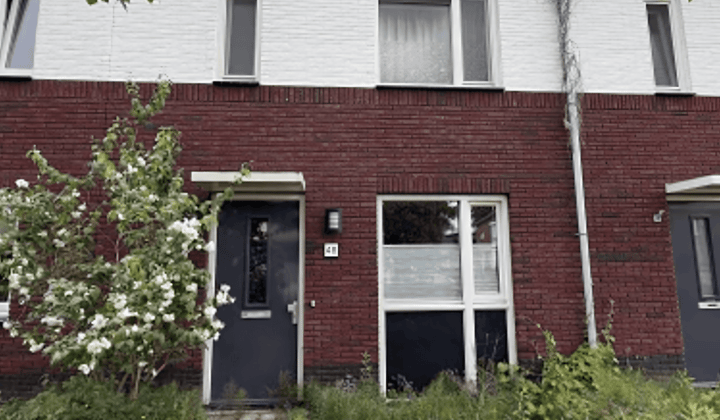 Tussenwoning met tuin en eigen parkeerplaats