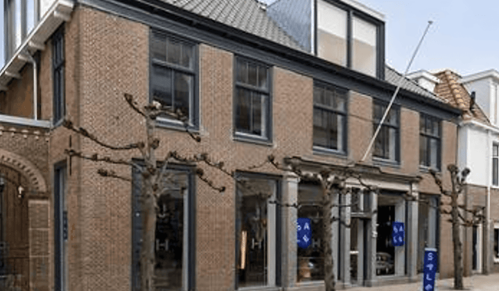 Ruim appartement met dakterrassen in monumentaal pand