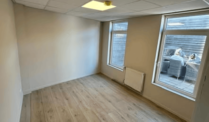 Studentenkamer met balkon en wasmachine