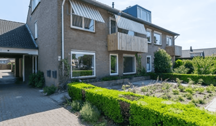 Benedenwoning met tuin en privéparkeerplaats