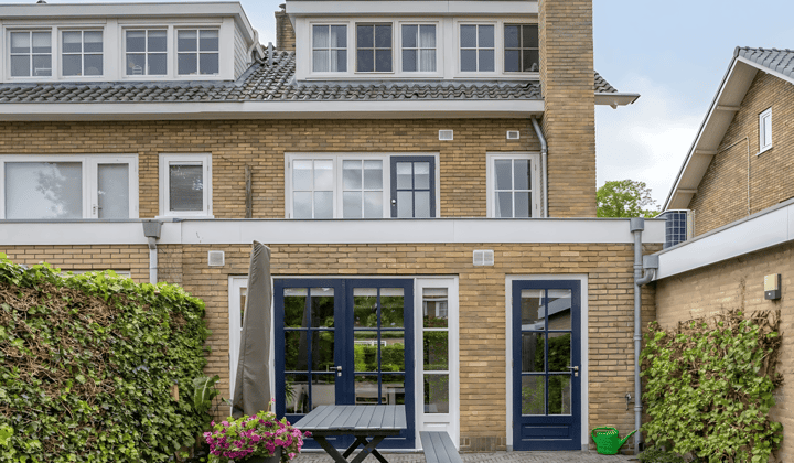 Gestoffeerd huis met tuin en privéparkeerplaats
