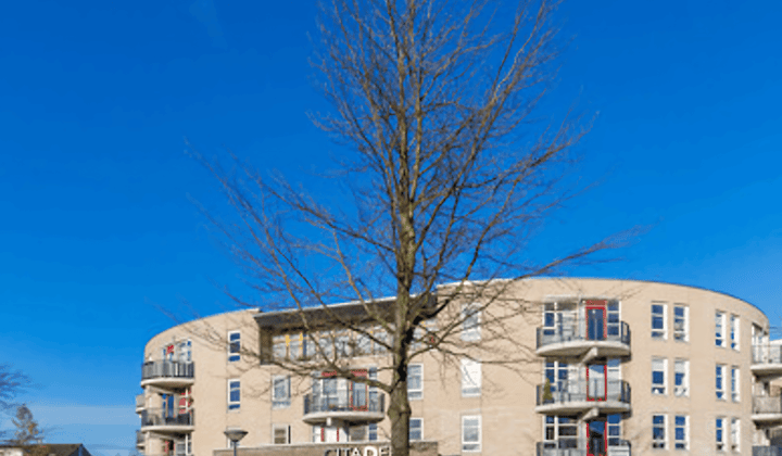 Appartement met balkon, tuin en parkeerplaats