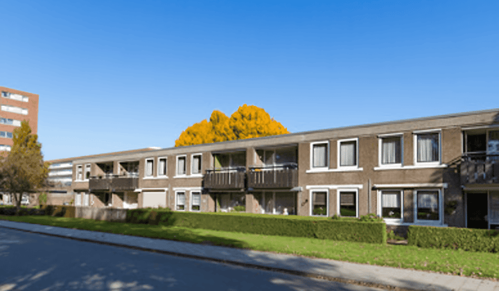 Appartement met balkon en parkeerplaats, geen studenten, seniorenwoning