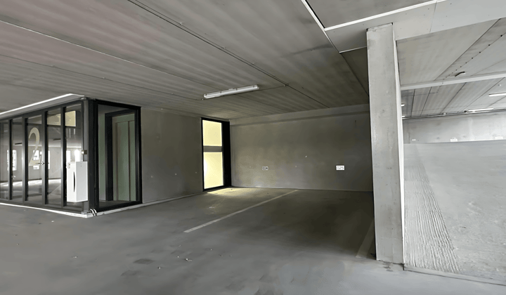 Parkeerplaats in parkeercomplex