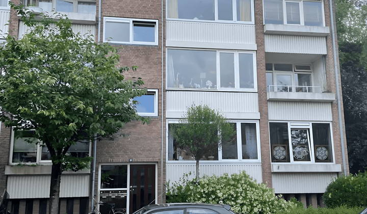 Gemeubileerd appartement met balkon en parkeerplek, tijdelijke verhuur