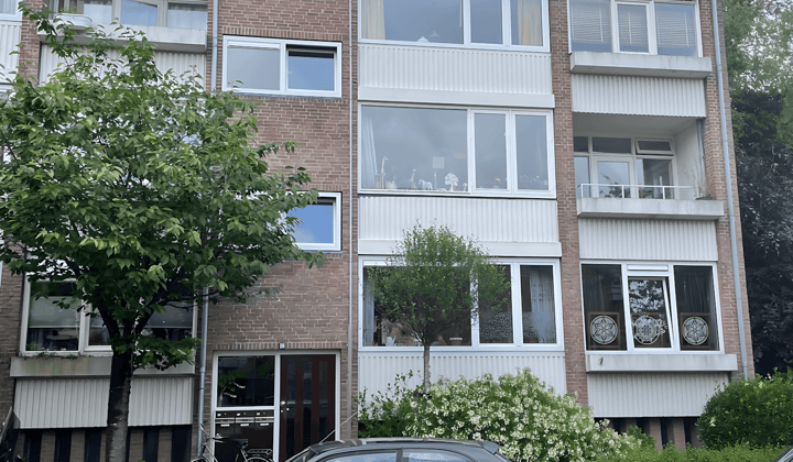 Gemeubileerd appartement met balkon en parkeerplek