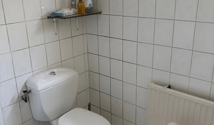Gemeubileerde studentenkamer met wasmachine en gedeelde voorzieningen