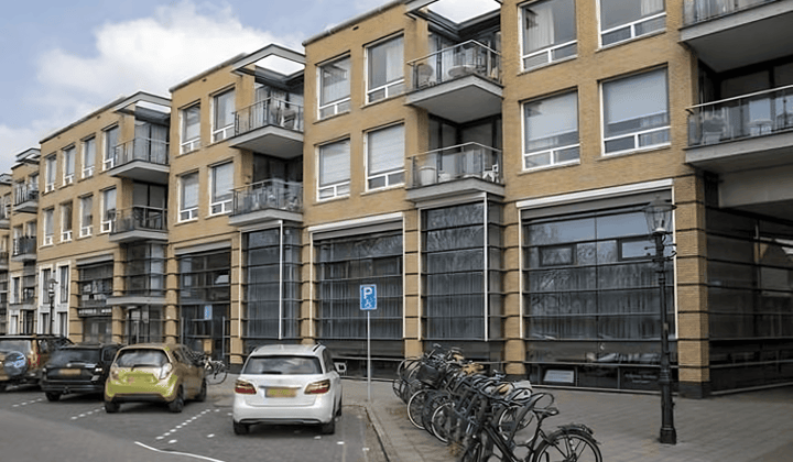 Gestoffeerd appartement met balkon en privéparkeerplaats