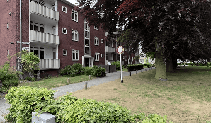 Gestoffeerd appartement met balkon en parkeerplek