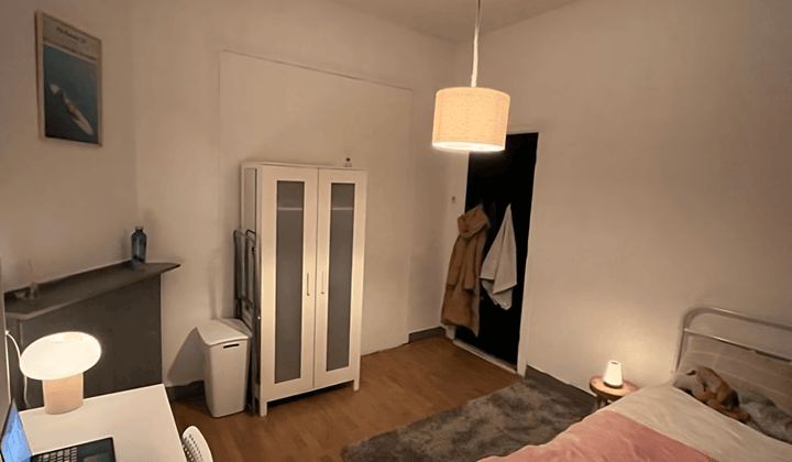 Kaal studentenkamer met tuin en wasmachine