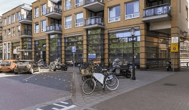 Ruim appartement met balkon en parkeerplaats