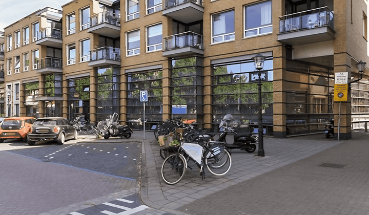 Gestoffeerd appartement met balkon en parkeerplaats