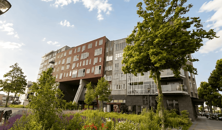 Gemeubileerd appartement met balkon en parkeerplaats