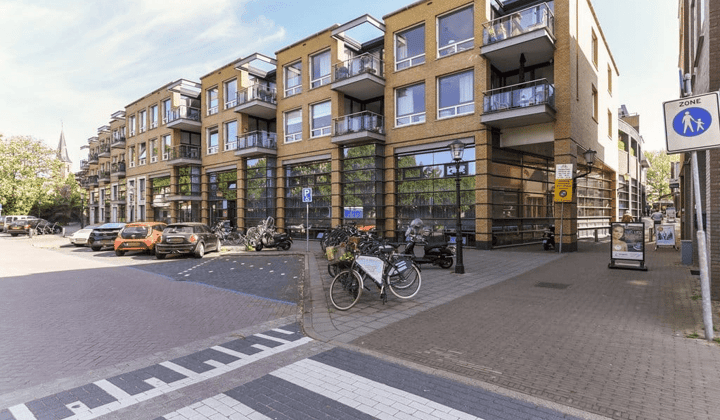 Gestoffeerd appartement met balkon en parkeerplaats