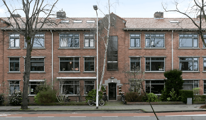 Kale studentenkamer met ingebouwde kast