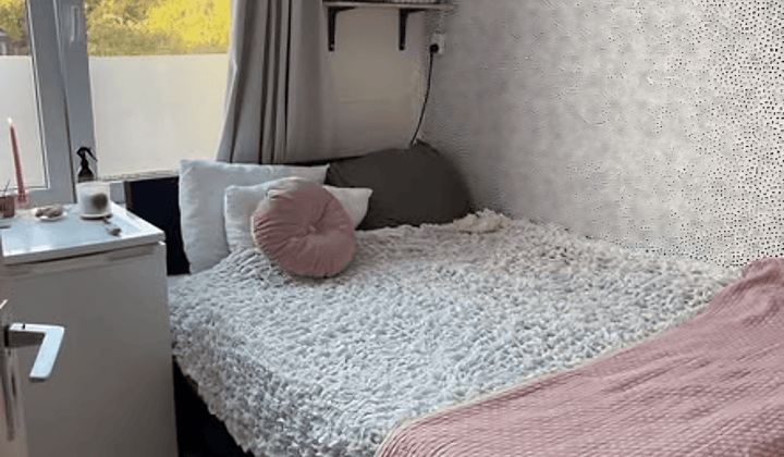 Kamer met balkon en gedeelde wasmachine