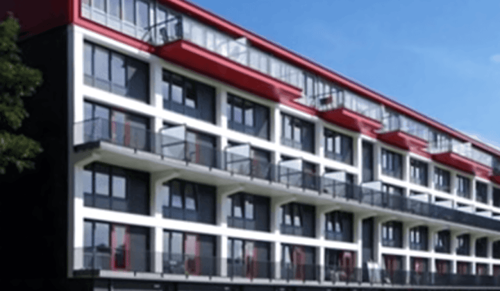 Studentenkamer met balkon en wasmachine