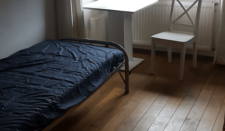 Gemeubileerde studentenkamer met wasmachine