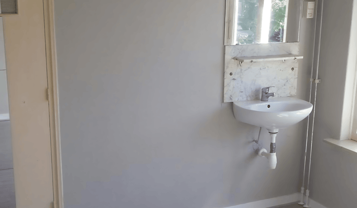 Gestoffeerde studentenkamer met balkon en tuin