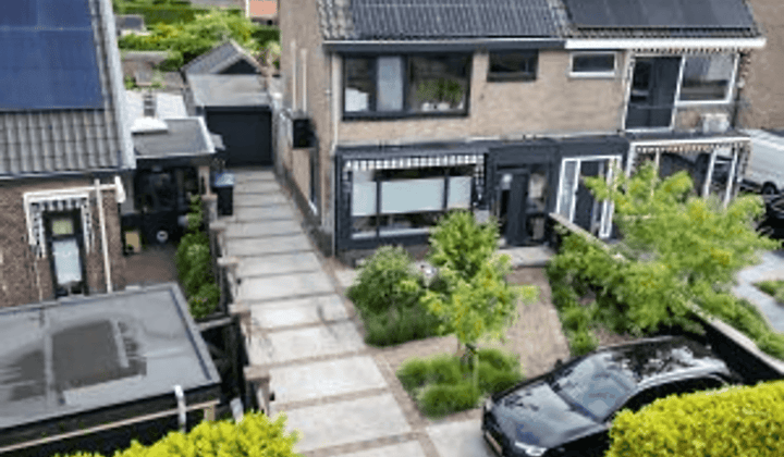 Eengezinswoning met tuin en parkeergelegenheid