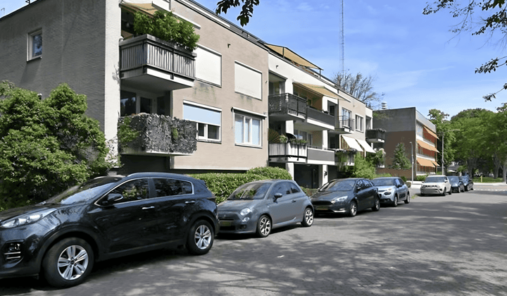 Appartement met balkon en parkeerplaats