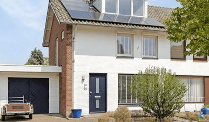 Uitgebouwde halfvrijstaande woning met tuin en garage